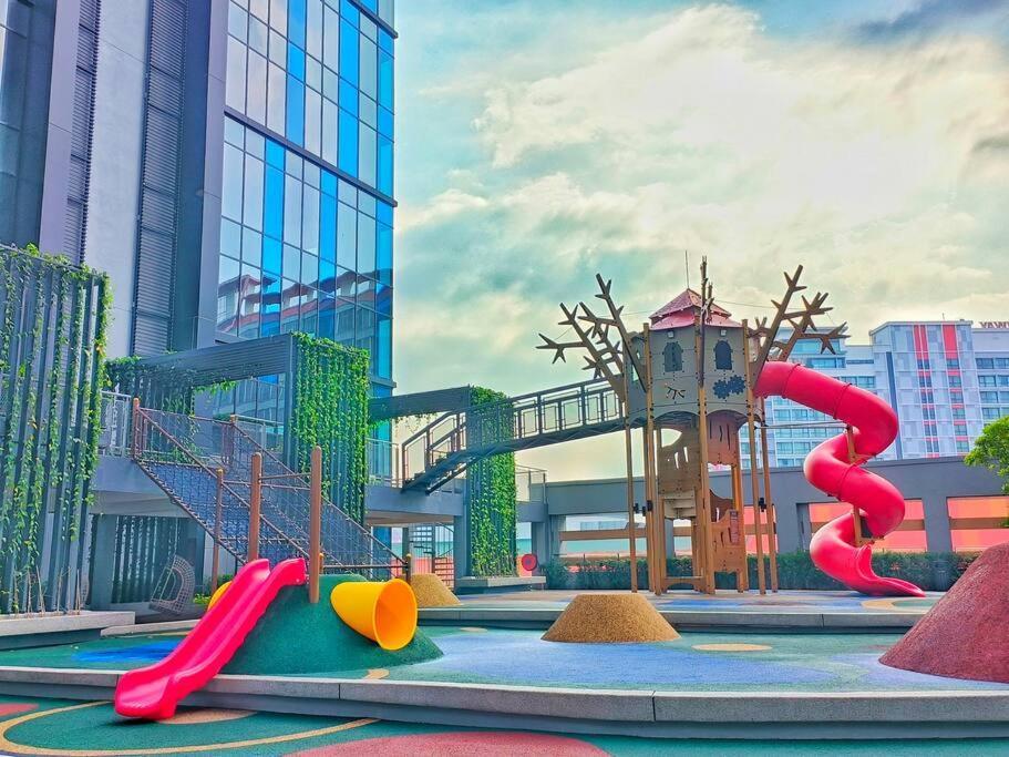 Kl Sunway Velocity Two - Link Bridge To Velocity Mall & Mrt - Spacious 3b-2r For 6-8pax *